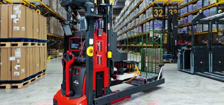 Roboterfahrzeug für automatische Auftragsauswahl