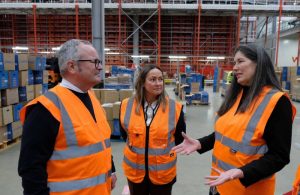 Corby Logistikzentrum zeigt Innovation während VIP-Besuch Corby Logistikzentrum zeigt Innovation während VIP-Besuch