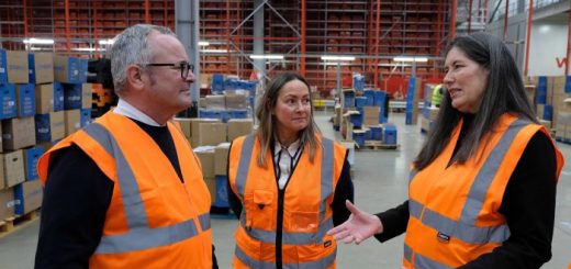 Corby Logistikzentrum zeigt Innovation während VIP-Besuch