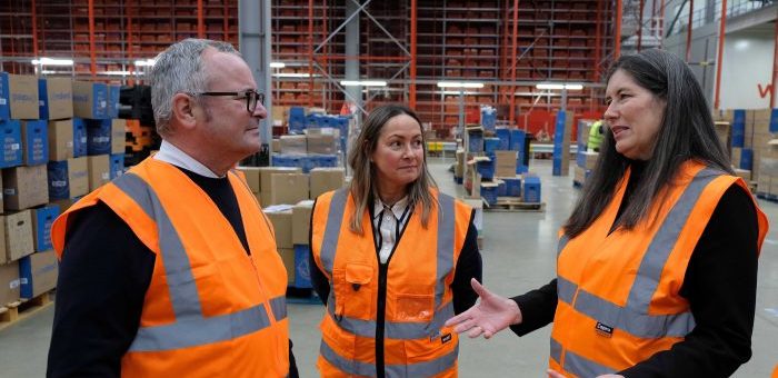 Corby Logistikzentrum zeigt Innovation während VIP-Besuch