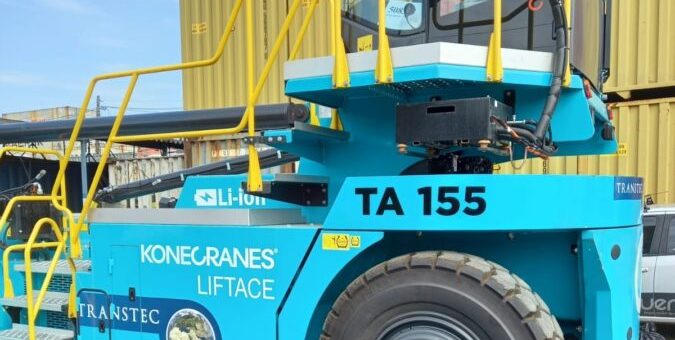 Elektrische leere Containerstapler im Einsatz
