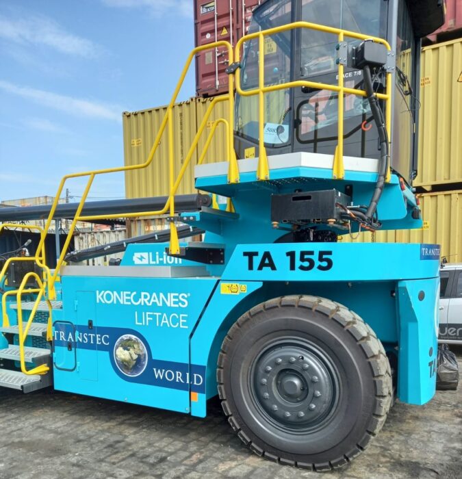 Elektrische leere Containerstapler im Einsatz