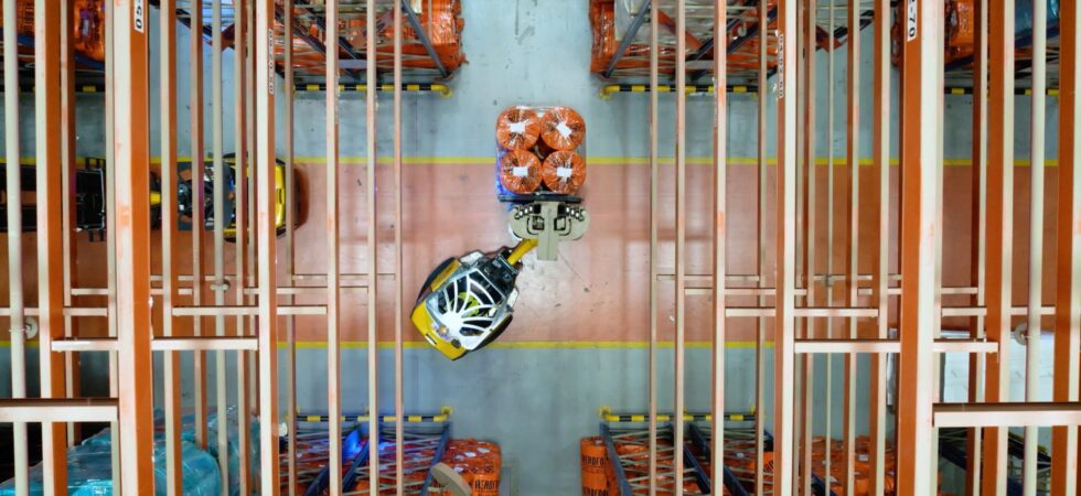 Vertikales Lager stärkt die operative Resilienz von Hira Industries